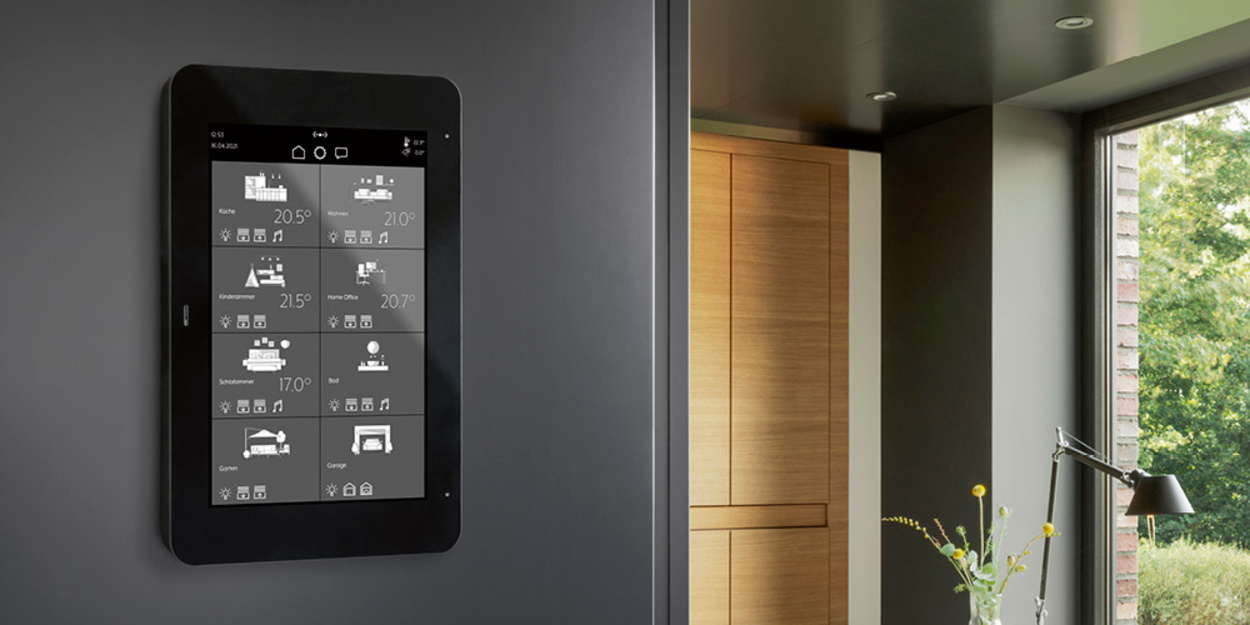 JUNG Smart Panel 8 bei Elektroanlagenbau Alisch GmbH in Zörbig